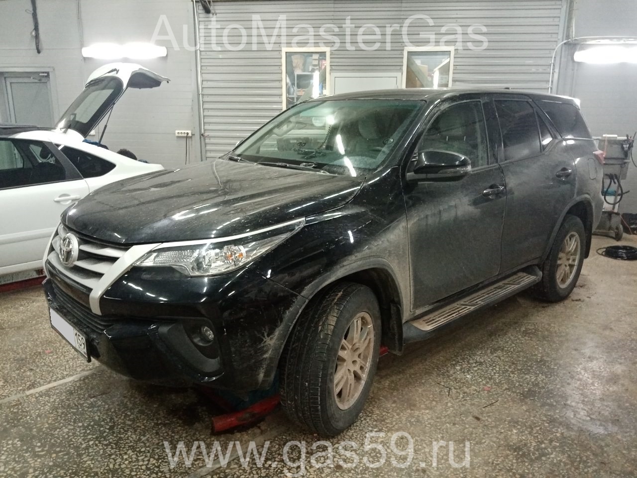 Установка ГБО на Toyota Fortuner 2018г., ГБО 4 поколения, пропан LANDIRENZO (Италия), двигатель 2.7л. 4 цилиндра